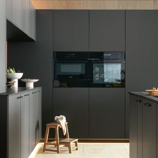 schwarze Küche mit Elektrogeräten