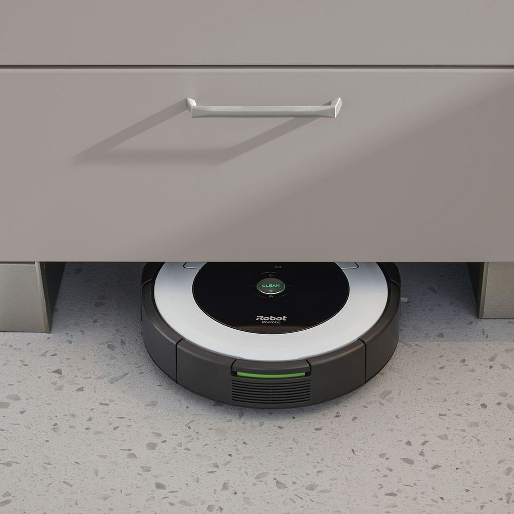 Staubsaugerroboter unter den Unterschrank