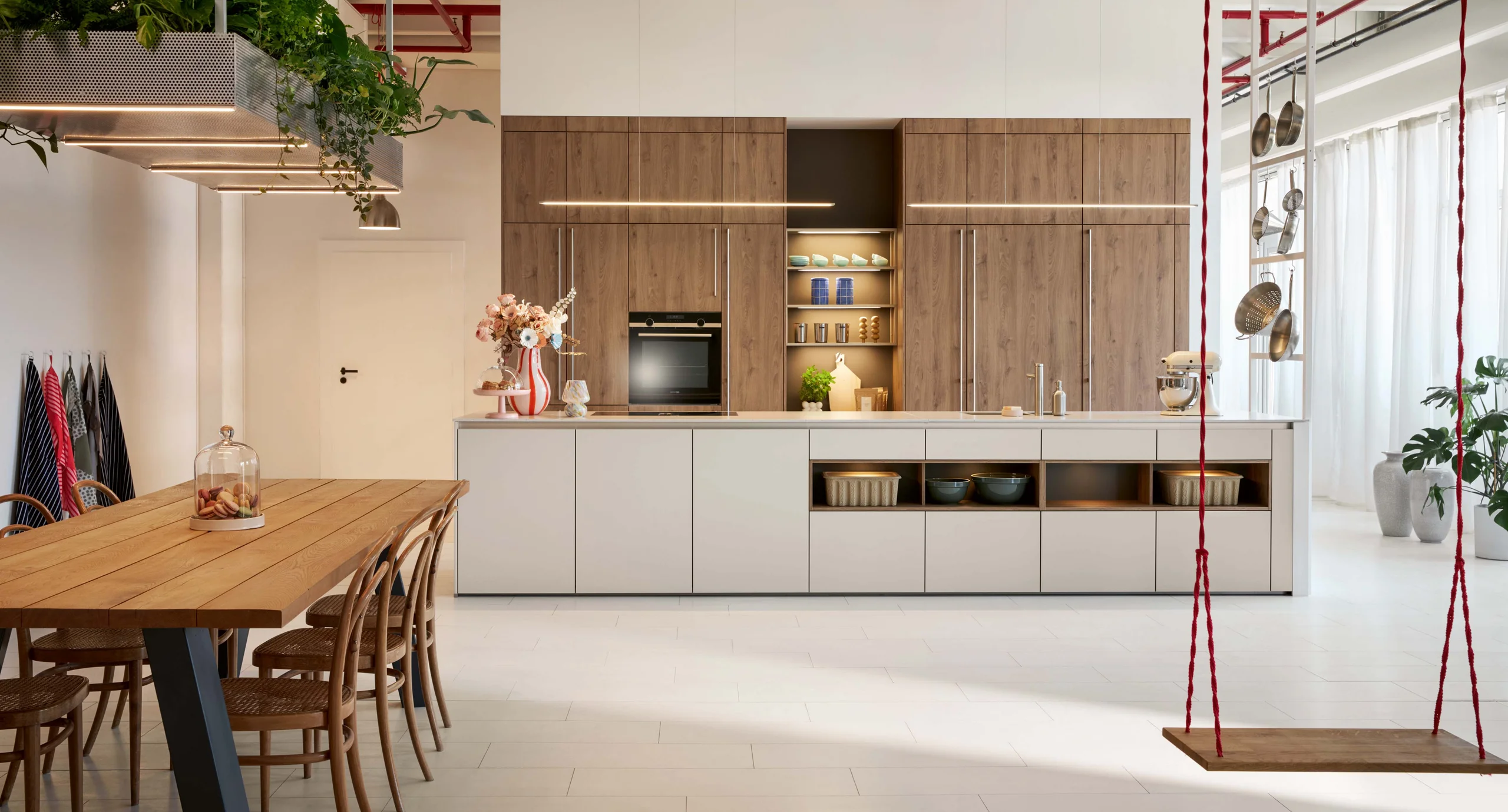 [Translate to Italian:] kitchen with oak cognac brown effect front