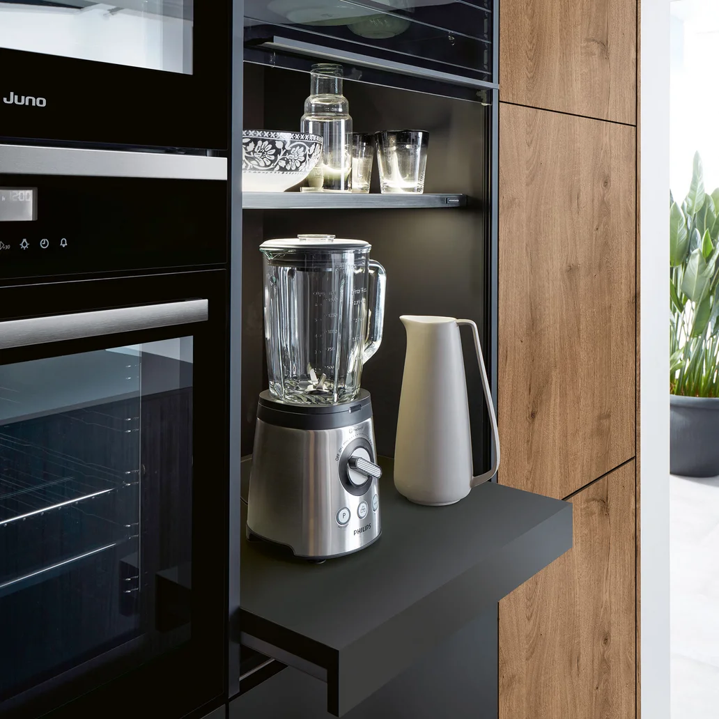 Pull-out shelf for blender