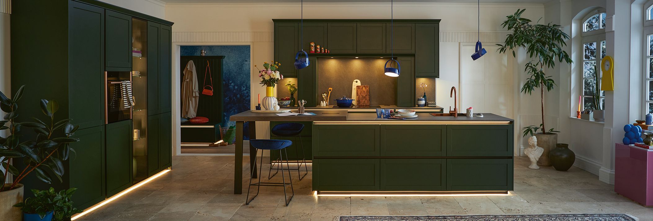 grün beleuchtete moderne Küche