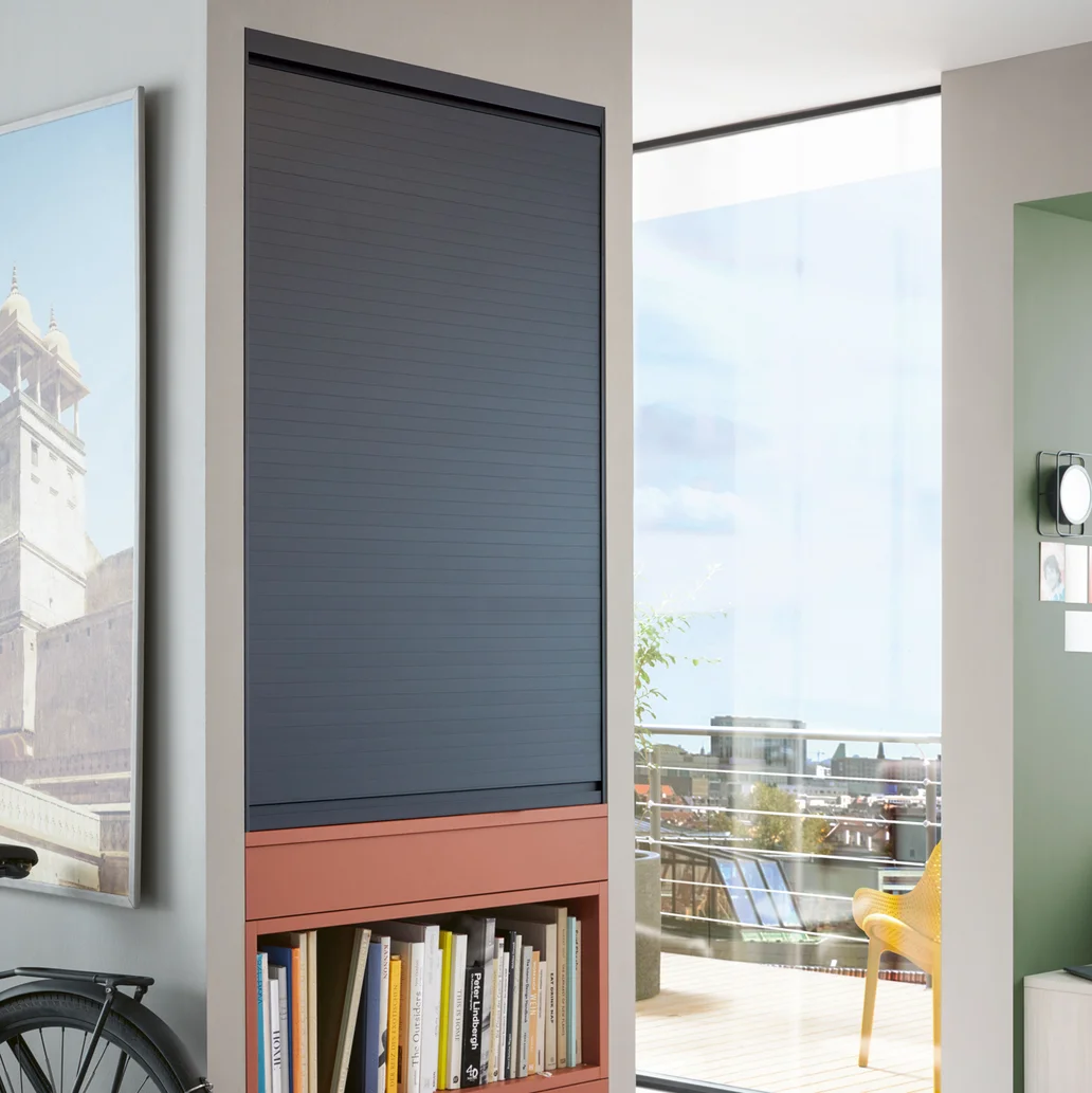 Schrank mit Jalousie