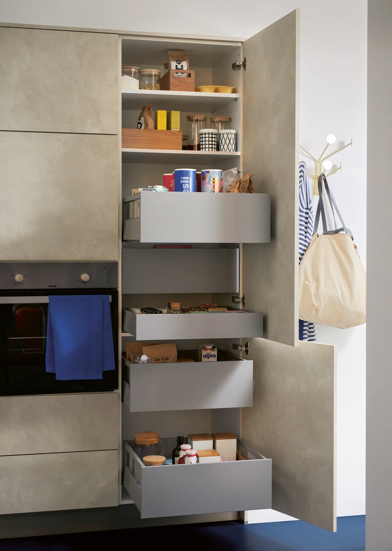 Hochschrank mit Innenschub