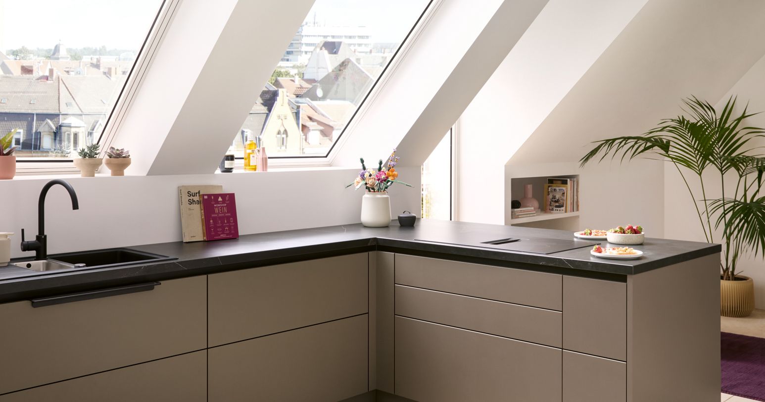 Schuller Biella – L-Küche Weiß matt – Creme/Beige mit Eiche Natur