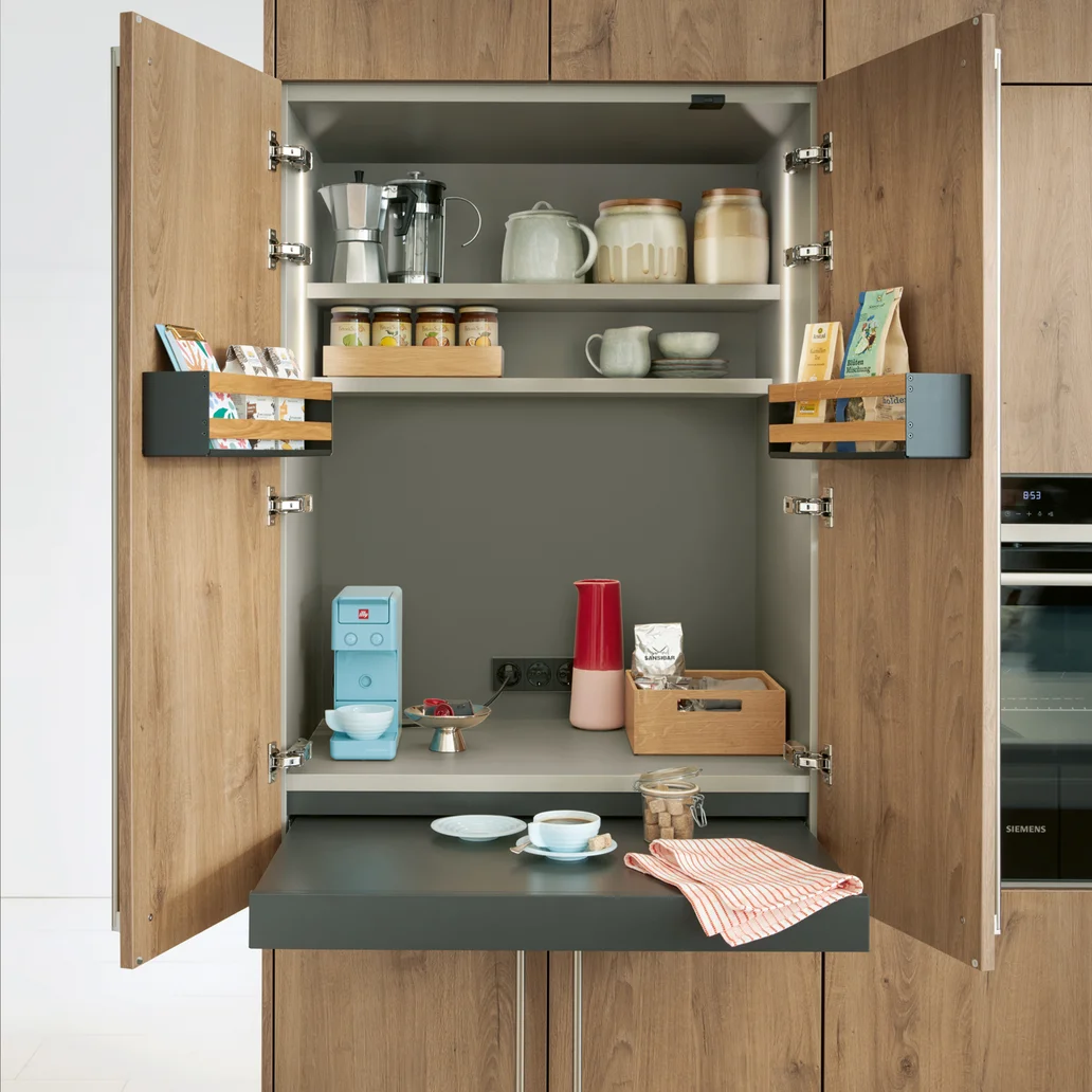 [Translate to Spanish:] Pull-out shelf for breakfast cupboard