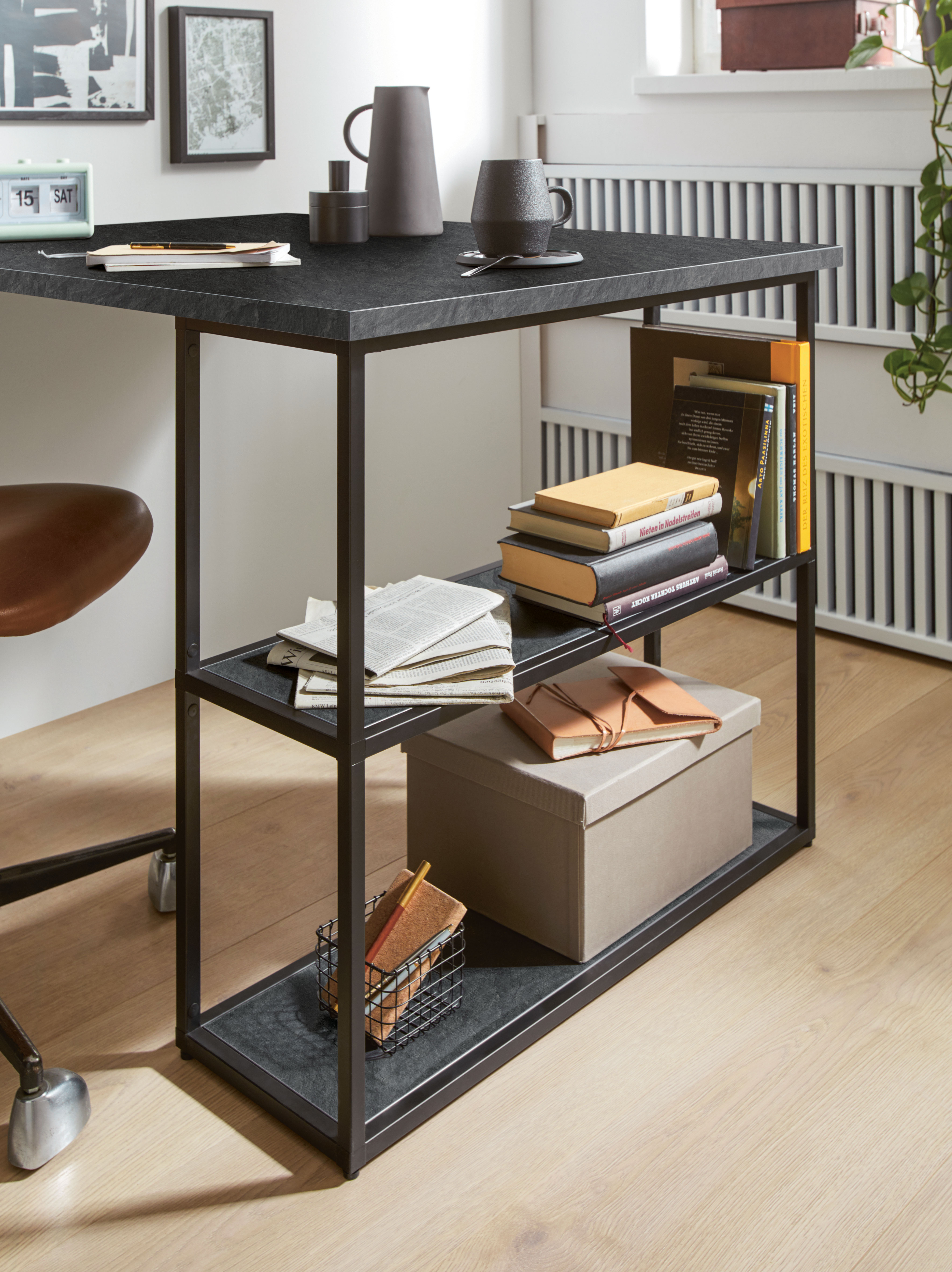 Das untergebaute Frame Rack als Schreibtisch glänzt mit seiner kubischen Wirkung und bietet ausreichend Platz zum Verstauen.